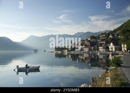 Vue du village de perast dans la baie de kotor au monténégro avec fjord et pêcheur Banque D'Images