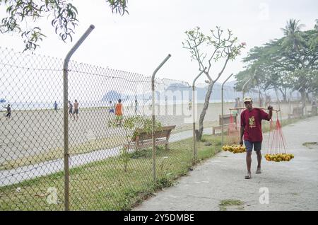 Vue sur la côte à la plage de Dili au Timor oriental Banque D'Images