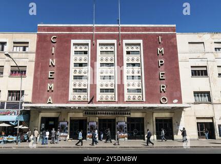 Ancien bâtiment de cinéma colonial italien art déco dans la rue centrale asmara eritrea Banque D'Images