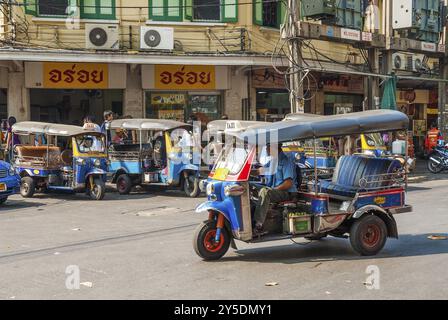 Taxis tuk tuk dans la rue à bangkok thaïlande Banque D'Images