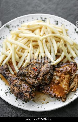 Portugais célèbre piri piri cuisine traditionnelle épicée poulet barbecue avec repas de frites Banque D'Images