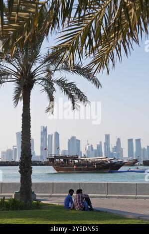 Vue de doha qatar avec bateaux et skyline Banque D'Images