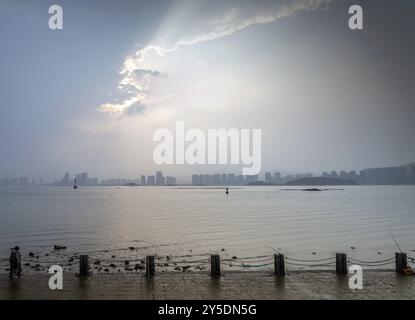 Vue sur la rivière et horizon dans la ville de xiamen chine au coucher du soleil Banque D'Images