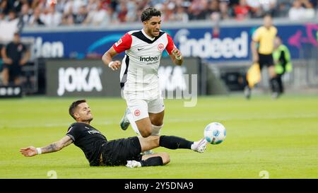 Francfort-sur-le-main, Allemagne. 10 août 2024. im Bild : Julian Weigl (Borussia Moenchengladbach, 8) L. im Zweikampf mit Omar Marmoush (Eintracht Frankfurt, 7). 21.09.2024, Fussball, 1. Bundesliga, 4. Spieltag, Eintracht Frankfurt - Borussia Moenchengladbach, GER, Frankfurt am main, Deutsche Bank Park, DFL LA RÉGLEMENTATION INTERDIT TOUTE UTILISATION DE PHOTOGRAPHIES COMME SÉQUENCES D'IMAGES ET/OU QUASI-VIDÉO. Crédit : dpa/Alamy Live News Banque D'Images