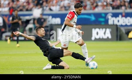 Francfort-sur-le-main, Allemagne. 10 août 2024. im Bild : Julian Weigl (Borussia Moenchengladbach, 8) L. im Zweikampf mit Omar Marmoush (Eintracht Frankfurt, 7). 21.09.2024, Fussball, 1. Bundesliga, 4. Spieltag, Eintracht Frankfurt - Borussia Moenchengladbach, GER, Frankfurt am main, Deutsche Bank Park, DFL LA RÉGLEMENTATION INTERDIT TOUTE UTILISATION DE PHOTOGRAPHIES COMME SÉQUENCES D'IMAGES ET/OU QUASI-VIDÉO. Crédit : dpa/Alamy Live News Banque D'Images