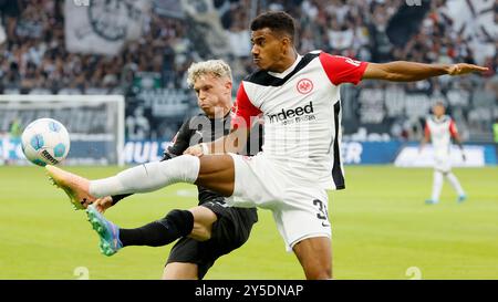 Francfort-sur-le-main, Allemagne. 10 août 2024. im Bild : Robin Hack (Borussia Moenchengladbach, 25) L. im Zweikampf mit Ansgar Knauff (Eintracht Francfort, 36). 21.09.2024, Fussball, 1. Bundesliga, 4. Spieltag, Eintracht Frankfurt - Borussia Moenchengladbach, GER, Frankfurt am main, Deutsche Bank Park, DFL LA RÉGLEMENTATION INTERDIT TOUTE UTILISATION DE PHOTOGRAPHIES COMME SÉQUENCES D'IMAGES ET/OU QUASI-VIDÉO. Crédit : dpa/Alamy Live News Banque D'Images