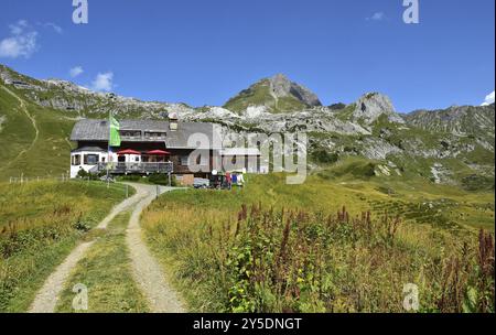 Biberacher Huette am Schadonapass im Lechquellengebirge, Vorarlberg, Autriche, Biberacher Hut sur le col de Schadona dans les montagnes de Lechquellen, Austri Banque D'Images