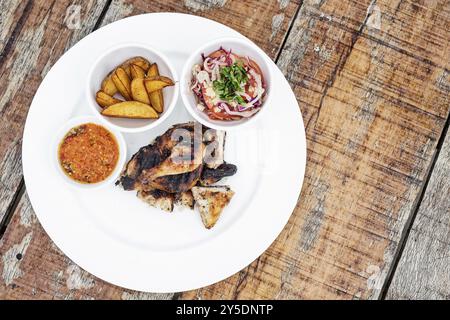 Piri piri poulet rôti portugais avec un repas de sauce épicée jindungo africaine Banque D'Images