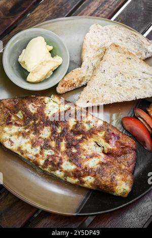 Omelette omelette avec pain grillé s ensemble de petit déjeuner mealimple Banque D'Images