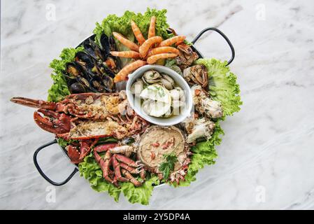 Sélection de fruits de mer portugais frais mélangés plat gastronomique sur table Banque D'Images