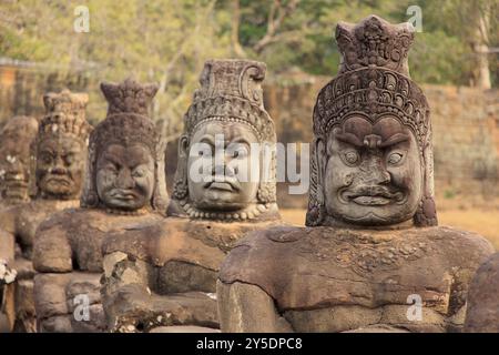 Balustrade avec des dieux de pierre et des démons sur le pont vers le sud Tor Tor d'Angkor Thom Banque D'Images