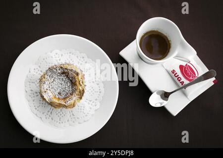 Pastel de nata célèbre gâteau portugais à la crème d'oeufs sucrés tarte à pâtisserie dessert Banque D'Images