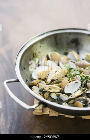 Moules cuites à la vapeur style bulhao pato avec sauce à l'ail et aux herbes dans la cataplana portugaise Banque D'Images