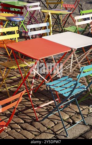 Tables et chaises colorées et modernes à la mode au Street café d'helsinki, finlande Banque D'Images