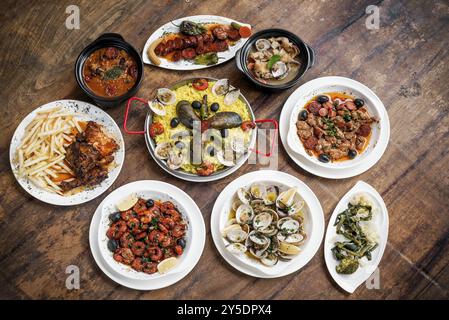 Mélange portugais traditionnel tapas cuisine gastronomique cuisine gastronomique sur table en bois Banque D'Images
