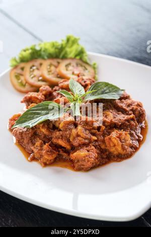 Curry traditionnel cambodgien aux crevettes épicées amok Banque D'Images