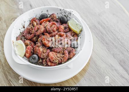 Crevettes fraîches frites dans de l'huile d'olive à l'ail fruits de mer tapas portugaises snack Banque D'Images