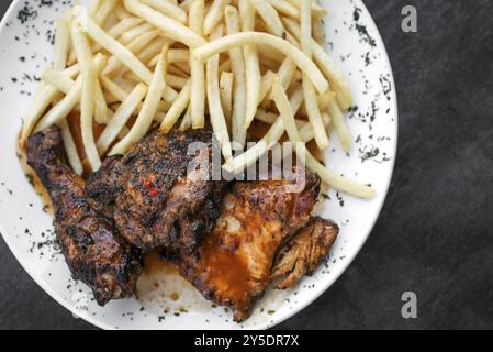 Portugais célèbre piri piri cuisine traditionnelle épicée poulet barbecue avec repas de frites Banque D'Images