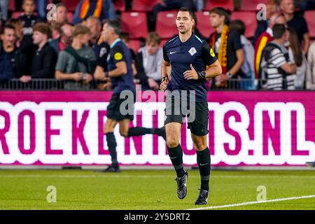 Deventer, pays-Bas. 21 septembre 2024. DEVENTER, PAYS-BAS - 21 SEPTEMBRE : L'arbitre Marc Nagtegaal se réchauffe lors du match néerlandais Eredivisie entre Go Ahead Eagles et AFC Ajax à de Adelaarshorst le 21 septembre 2024 à Deventer, pays-Bas. (Photo par Andre Weening/Orange Pictures) crédit : dpa/Alamy Live News Banque D'Images