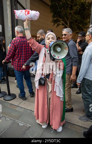 Londres, Royaume-Uni, 21 septembre 2024. Des partisans palestiniens, congolais et ouïghours organisent une manifestation devant le magasin Apple de Regent Street, à Londres. Pour coïncider avec la sortie de l'iPhone 16, les militants appellent à la fin de l'exploitation des groupes minoritaires et des ressources naturelles de la Terre. Crédit : James Willoughby/Alamy Live News Banque D'Images