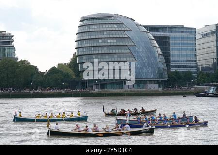 Londres, Royaume-Uni. 21 septembre 2024. La Great River Race de 2024 passe près de Tower Bridge, Londres Royaume-Uni. La course se déroulait de Millwall (East London) à Richmond, et visait à recueillir des fonds pour des œuvres de bienfaisance. Environ 300 bateaux et 1500 personnes ont participé à l'événement d'aviron. Les bateaux qui passent devant l'ancien bâtiment de l'hôtel de ville de Southwark sont le Concorde (Bristol Gig Club), Smuggler (Poole Gig Rowing Club), Elleman (KWVL), Birlander (Jerry et pacemakers) et Christina (Shadwell Basin Outdoor Activity Centre). Andrew Steven Graham/Alamy Live News Banque D'Images