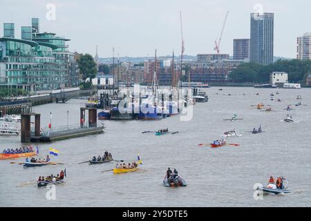 Londres, Royaume-Uni. 21 septembre 2024. La Great River Race de 2024 avant de passer sous Tower Bridge, Londres Royaume-Uni. La course se déroulait de Millwall (East London) à Richmond, et visait à recueillir des fonds pour des œuvres de bienfaisance. Environ 300 bateaux et 1500 personnes ont participé à l'événement d'aviron. Andrew Steven Graham/Alamy Live News Banque D'Images