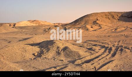Paysage désertique du Sahara au coucher du soleil, Egypte. Banque D'Images