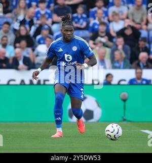 King Power Stadium, Leicester, Royaume-Uni. 21 septembre 2024. Premier League Football, Leicester City contre Everton ; Caleb Okoli de Leicester City court avec le ballon crédit : action plus Sports/Alamy Live News Banque D'Images