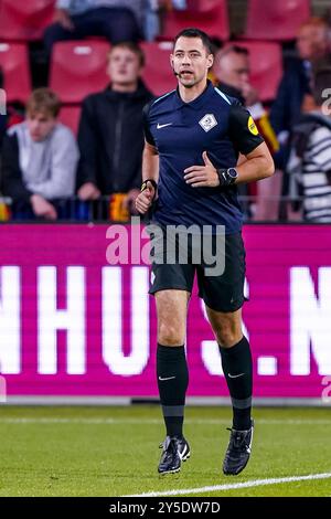 Deventer, pays-Bas. 21 septembre 2024. DEVENTER, PAYS-BAS - 21 SEPTEMBRE : L'arbitre Marc Nagtegaal se réchauffe lors du match néerlandais Eredivisie entre Go Ahead Eagles et AFC Ajax à de Adelaarshorst le 21 septembre 2024 à Deventer, pays-Bas. (Photo par Andre Weening/Orange Pictures) crédit : Orange pics BV/Alamy Live News Banque D'Images