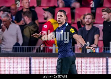 Deventer, pays-Bas. 21 septembre 2024. DEVENTER, PAYS-BAS - 21 SEPTEMBRE : L'arbitre Marc Nagtegaal se réchauffe lors du match néerlandais Eredivisie entre Go Ahead Eagles et AFC Ajax à de Adelaarshorst le 21 septembre 2024 à Deventer, pays-Bas. (Photo par Andre Weening/Orange Pictures) crédit : Orange pics BV/Alamy Live News Banque D'Images