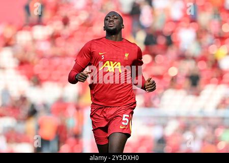 Liverpool, Royaume-Uni. 21 septembre 2024. Ibrahima Konaté de Liverpool se réchauffe avant le match de premier League Liverpool vs Bournemouth à Anfield, Liverpool, Royaume-Uni, le 21 septembre 2024 (photo de Cody Froggatt/News images) à Liverpool, Royaume-Uni le 21/09/2024. (Photo de Cody Froggatt/News images/Sipa USA) crédit : Sipa USA/Alamy Live News Banque D'Images