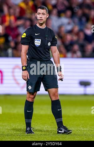 Deventer, pays-Bas. 21 septembre 2024. DEVENTER, PAYS-BAS - 21 SEPTEMBRE : L'arbitre Marc Nagtegaal regarde pendant le match néerlandais Eredivisie entre Go Ahead Eagles et AFC Ajax à de Adelaarshorst le 21 septembre 2024 à Deventer, pays-Bas. (Photo par Andre Weening/Orange Pictures) crédit : dpa/Alamy Live News Banque D'Images