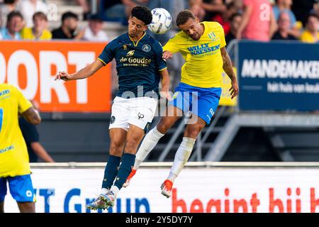 Waalwijk, pays-Bas. 21 septembre 2024. WAALWIJK, PAYS-BAS - 21 SEPTEMBRE : Mohamed Nassoh du Sparta Rotterdam combat pour le ballon avec Liam van Gelderen du RKC Waalwijk lors du match néerlandais Eredivisie entre le RKC Waalwijk et le Sparta Rotterdam au Mandemakers Stadion le 21 septembre 2024 à Waalwijk, pays-Bas. (Photo de Joris Verwijst/Orange Pictures) crédit : dpa/Alamy Live News Banque D'Images