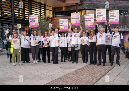 USAGE ÉDITORIAL SEULS les membres du Musicians' Union (MU) de l'orchestre de l'Opéra national gallois (WNO) participent à l'action syndicale avant la représentation de Rigoletto par WNO au Wales Millennium Centre. Date de la photo : samedi 21 septembre 2024. Banque D'Images