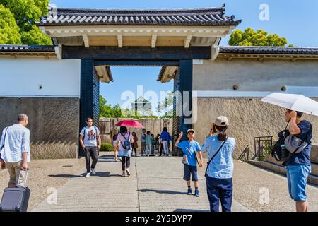 Osaka, Japon - 05.2024 : touristes entrant au château d'Osaka par la porte d'Otemon Banque D'Images
