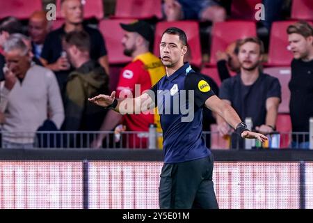 Deventer, pays-Bas. 21 septembre 2024. DEVENTER, PAYS-BAS - 21 SEPTEMBRE : L'arbitre Marc Nagtegaal se réchauffe lors du match néerlandais Eredivisie entre Go Ahead Eagles et AFC Ajax à de Adelaarshorst le 21 septembre 2024 à Deventer, pays-Bas. (Photo par Andre Weening/Orange Pictures) crédit : dpa/Alamy Live News Banque D'Images