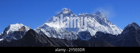 Mont Everest et Nuptse vus de dessous Renjo Pass, Népal. Banque D'Images