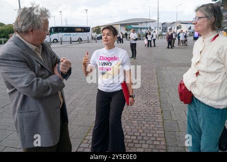 USAGE ÉDITORIAL SEULS les membres du Musicians' Union (MU) de l'orchestre de l'Opéra national gallois (WNO) participent à l'action syndicale avant la représentation de Rigoletto par WNO au Wales Millennium Centre. Date de la photo : samedi 21 septembre 2024. Banque D'Images