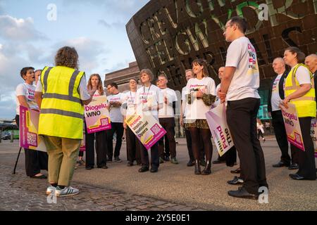 USAGE ÉDITORIAL SEULS les membres du Musicians' Union (MU) de l'orchestre de l'Opéra national gallois (WNO) participent à l'action syndicale avant la représentation de Rigoletto par WNO au Wales Millennium Centre. Date de la photo : samedi 21 septembre 2024. Banque D'Images