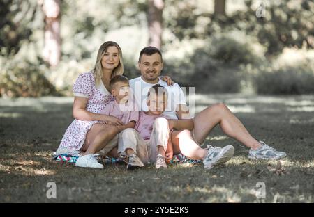 Livraison de baiser pour papa et maman. Photo recadrée d'une jeune famille passant du temps ensemble à l'extérieur. Banque D'Images