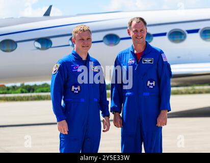 Merritt Island, Floride, États-Unis. 21 septembre 2024. (G-d) le cosmonaute ALEKSANDR GORBUNOV de Roscosmos et l'astronaute NICK HAGUE DE la NASA posent pour une photo après avoir parlé aux médias après leur arrivée au Centre spatial Kennedy de la NASA en Floride le 21 septembre 2024, avant la mission Crew-9 de l'agence prévue pour le lancement à 14h05 HAE le 26 septembre 2024, du complexe spatial de lancement-40 (SLC-40) à la Station spatiale Cape Canaveral, Floride, à la Station spatiale internationale. Crédit : ZUMA Press, Inc/Alamy Live News Banque D'Images