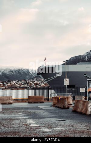 Drapeau norvégien sur le front du bateau dans le port de Tromso, Norvège en automne Banque D'Images