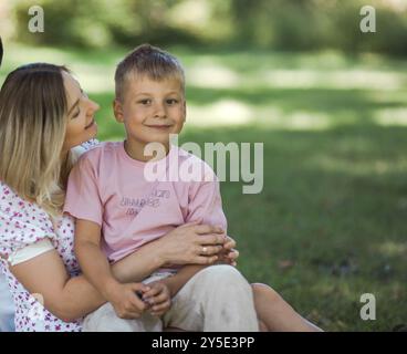 Livraison de baiser pour papa et maman. Photo recadrée d'une jeune famille passant du temps ensemble à l'extérieur. Banque D'Images