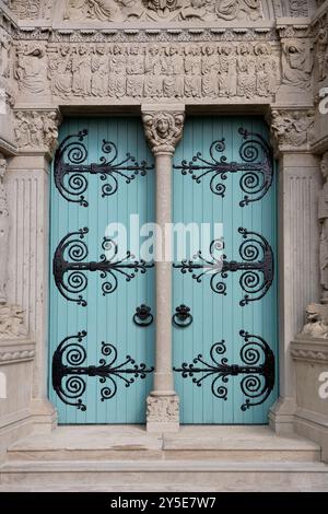 Portes d'entrée de l'église avec des travaux de pierre ornés et des détails en fer forgé sur les portes Banque D'Images