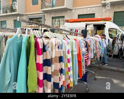 Milan, Italie - 14 septembre 2024 : Journée shopping au Mercato sabato via Fauche banco di Luca & Marika Banque D'Images