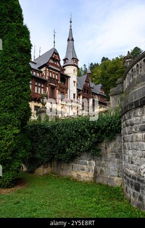 Châteaux Peles et Pelisor en automne dans la forêt de Sinaia, Transylvanie, Roumanie Banque D'Images