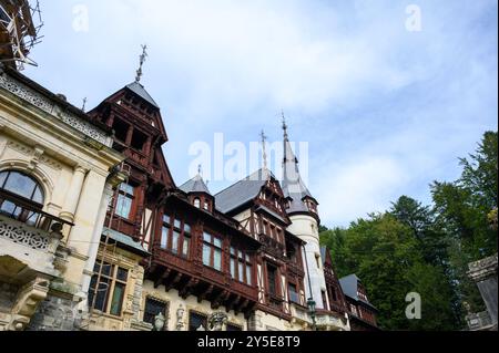 Châteaux Peles et Pelisor en automne dans la forêt de Sinaia, Transylvanie, Roumanie Banque D'Images