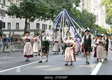 Les marcheurs assistent à la parade germano-américaine de Steuben sur la Cinquième Avenue à New York, New York, États-Unis, le 21 septembre 2024. Robin Platzer/ Twin images/ Credit : Sipa USA/Alamy Live News Banque D'Images