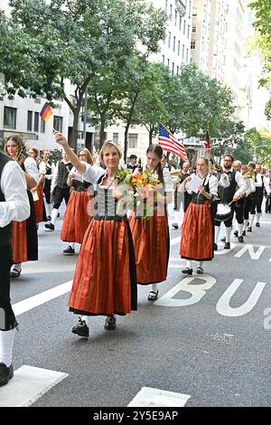 Les marcheurs assistent à la parade germano-américaine de Steuben sur la Cinquième Avenue à New York, New York, États-Unis, le 21 septembre 2024. Robin Platzer/ Twin images/ Credit : Sipa USA/Alamy Live News Banque D'Images