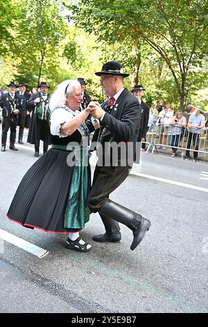 Les marcheurs assistent à la parade germano-américaine de Steuben sur la Cinquième Avenue à New York, New York, États-Unis, le 21 septembre 2024. Robin Platzer/ Twin images/ Credit : Sipa USA/Alamy Live News Banque D'Images